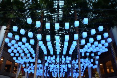 NEW YORK, NY - 26 DEC: Aydınlatıcılar - bayram ışığı kurulumu - Manhattan, New York 'taki Brookfield Place' de, 26 Aralık 2020 'de görüldüğü gibi.
