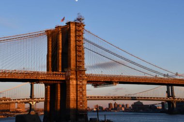 Brooklyn Köprüsü, gün batımında, New York 'ta.