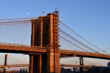 Brooklyn Köprüsü, gün batımında, New York 'ta.