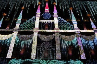 NEW YORK, NY - 26 DEC: 26 Aralık 2020 'de görüldüğü üzere, New York' taki Saks Fifth Avenue bayrak gemisi mağazasında Holiday Light Show.