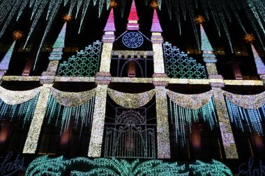 NEW YORK, NY - 26 DEC: 26 Aralık 2020 'de görüldüğü üzere, New York' taki Saks Fifth Avenue bayrak gemisi mağazasında Holiday Light Show.