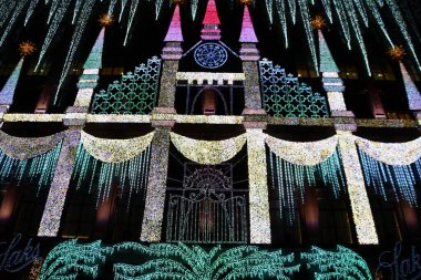 NEW YORK, NY - 26 DEC: 26 Aralık 2020 'de görüldüğü üzere, New York' taki Saks Fifth Avenue bayrak gemisi mağazasında Holiday Light Show.