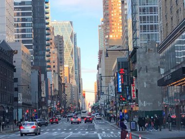 NEW YORK, New York - 26 DEC: Times Meydanı, Broadway Tiyatroları ve animasyon LED tabelaları ile birlikte, Manhattan 'da, 26 Aralık 2020' de görüldü. New York ve Amerika Birleşik Devletleri 'nin bir sembolüdür..