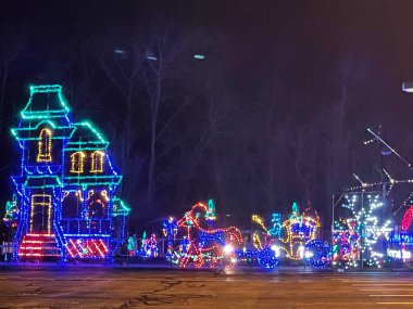 WALLINGFORD, CT - 27 Aralık 2020 'de Wallingford, Connecticut' taki Toyota Oakdale Tiyatrosu 'nda Işıkların Sihri gösterimi.