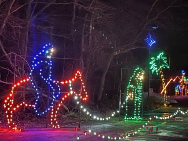 WALLINGFORD, CT - 27 Aralık 2020 'de Wallingford, Connecticut' taki Toyota Oakdale Tiyatrosu 'nda Işıkların Sihri gösterimi.