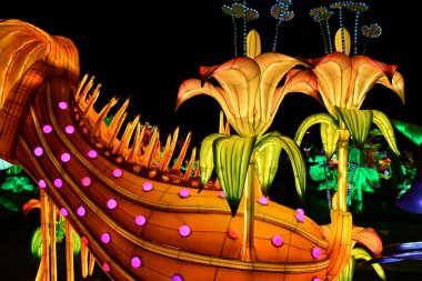 RANDALLS ADASI PARK, NY - 2 Ocak 2021 'de New York' taki Randalls Island Park 'ta görülen LuminoCity Festivali. Dinamik bir bayram ışık festivali ve büyüleyici bir sanat deneyimi..