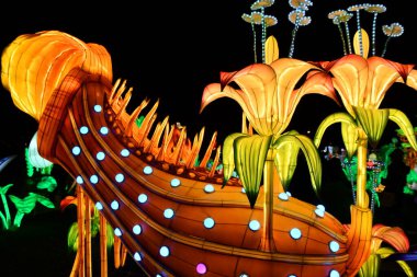 RANDALLS ADASI PARK, NY - 2 Ocak 2021 'de New York' taki Randalls Island Park 'ta görülen LuminoCity Festivali. Dinamik bir bayram ışık festivali ve büyüleyici bir sanat deneyimi..