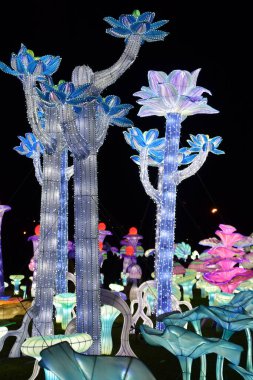 RANDALLS ADASI PARK, NY - 2 Ocak 2021 'de New York' taki Randalls Island Park 'ta görülen LuminoCity Festivali. Dinamik bir bayram ışık festivali ve büyüleyici bir sanat deneyimi..