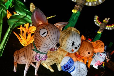 RANDALLS ADASI PARK, NY - 2 Ocak 2021 'de New York' taki Randalls Island Park 'ta görülen LuminoCity Festivali. Dinamik bir bayram ışık festivali ve büyüleyici bir sanat deneyimi..