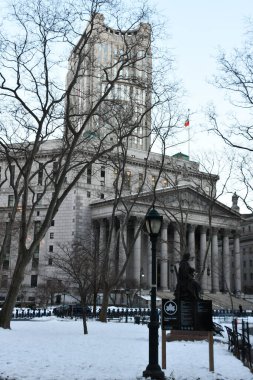 NEW YORK, New York - 18 Ekim 2021 'de Thomas Paine Parkı' nda görülen Abraham de Peyster heykeli.