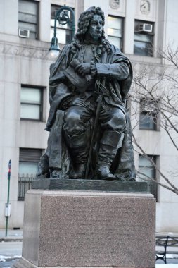 NEW YORK, New York - 18 Ekim 2021 'de Thomas Paine Parkı' nda görülen Abraham de Peyster heykeli.