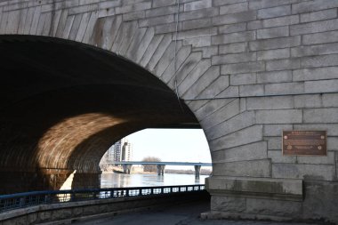 Connecticut Nehri 'nin karşısındaki Bulkeley Köprüsü Hartford, Connecticut