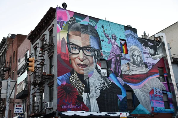 NEW YORK, NY - 21 Şubat: Ruth Bader Ginsburg duvar resmi, New York City, ABD 'de 21 Şubat 2021' de görüldü..