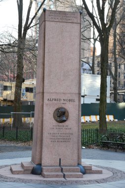 NEW YORK, NY - 21 Mart 2021 'de New York' taki Doğa Tarihi Müzesi 'nde Nobel Ödülü sahibi Alfred Nobel' i onurlandıran bir sütun.
