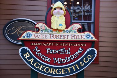 MYSTIC, CT - 27 MAR: 27 Mar 2021 'de görüldüğü gibi Mystic, Connecticut' taki Eski Mistick Köyü. Köy eşsiz bir özel alışveriş ve restoran koleksiyonuna ev sahipliği yapıyor..