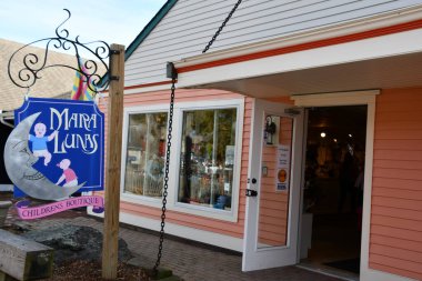 MYSTIC, CT - 27 MAR: 27 Mar 2021 'de görüldüğü gibi Mystic, Connecticut' taki Eski Mistick Köyü. Köy eşsiz bir özel alışveriş ve restoran koleksiyonuna ev sahipliği yapıyor..