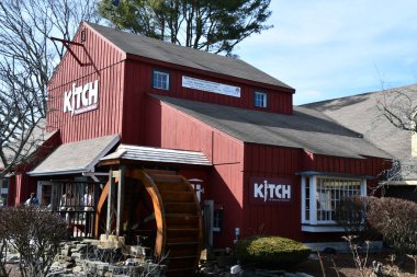 MYSTIC, CT - 27 MAR: 27 Mar 2021 'de görüldüğü gibi Mystic, Connecticut' taki Eski Mistick Köyü. Köy eşsiz bir özel alışveriş ve restoran koleksiyonuna ev sahipliği yapıyor..