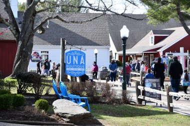 MYSTIC, CT - 27 MAR: 27 Mar 2021 'de görüldüğü gibi Mystic, Connecticut' taki Eski Mistick Köyü. Köy eşsiz bir özel alışveriş ve restoran koleksiyonuna ev sahipliği yapıyor..