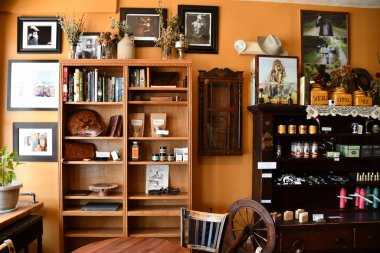 27 Mart 2021 'de MYSTIC, CT - The Lamplighter Trading Co..