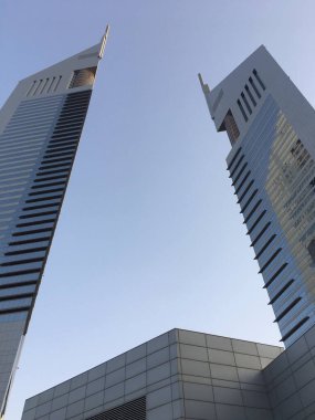 DUBAI, BAE - 28 SEP Dubai, BAE 'deki Emirlik Kuleleri, 28 Eylül 2018' de görüldü. Komplekste Emirlik Ofis Kulesi ve sırasıyla 355 m ve 309 m 'ye yükselen Jumeirah Emirates Kuleleri Oteli yer alıyor..