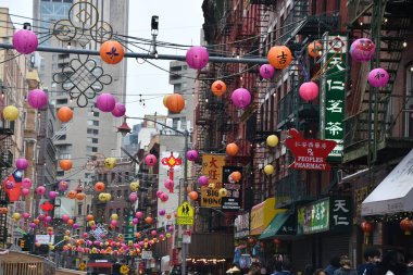 NEW YORK, New York - 24 Nisan 2021 'de görüldüğü üzere, New York' taki Çin Mahallesi Fenerlerini Yak.