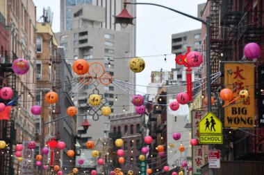 NEW YORK, New York - 24 Nisan 2021 'de görüldüğü üzere, New York' taki Çin Mahallesi Fenerlerini Yak.
