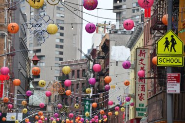 NEW YORK, New York - 24 Nisan 2021 'de görüldüğü üzere, New York' taki Çin Mahallesi Fenerlerini Yak.