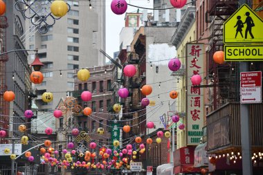 NEW YORK, New York - 24 Nisan 2021 'de görüldüğü üzere, New York' taki Çin Mahallesi Fenerlerini Yak.