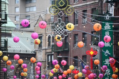 NEW YORK, New York - 24 Nisan 2021 'de görüldüğü üzere, New York' taki Çin Mahallesi Fenerlerini Yak.