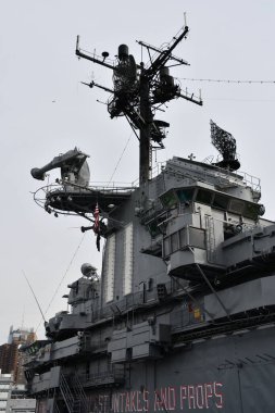 NEW YORK, NY - 24 Nisan 2021 'de New York City' deki Intrepid Sea, Air and Space Museum 'da sergiler.