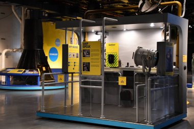 NEW YORK, NY - 24 Nisan 2021 'de New York City' deki Intrepid Sea, Air and Space Museum 'da sergiler.