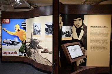 NEW YORK, NY - 24 Nisan 2021 'de New York City' deki Intrepid Sea, Air and Space Museum 'da sergiler.