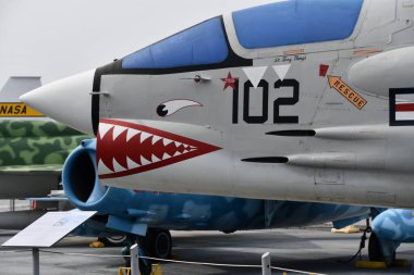 NEW YORK, New York - 24 Nisan 2021 'de görüldüğü üzere, New York' taki Intrepid Sea, Air and Space Museum 'da F-8K Crusader merkezli avcı uçağı.