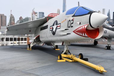 NEW YORK, New York - 24 Nisan 2021 'de görüldüğü üzere, New York' taki Intrepid Sea, Air and Space Museum 'da F-8K Crusader merkezli avcı uçağı.
