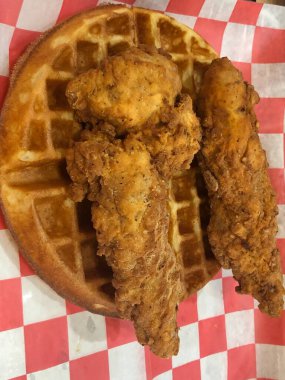 Bir tabak tavuk ve gözleme.