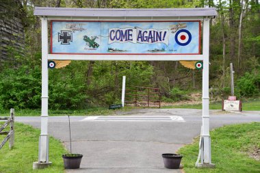 2 Mayıs 2021 'de Red Hook, New York' ta görülen eski Rhinebeck Havalimanı.. 