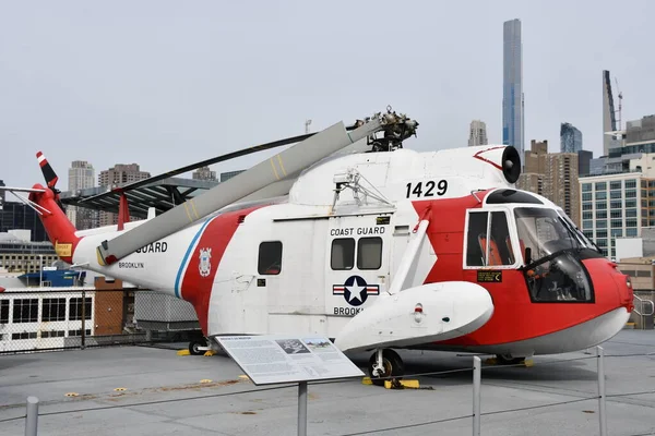 New York Apr Sikorsky Seaguard Search Rescue Helicopter Intrepid Sea — Stock Photo, Image