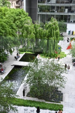 NEW YORK, NY - 16 Mayıs 2021 'de New York' taki Modern Sanatlar Müzesi 'nde (MoMA) heykel bahçesi.