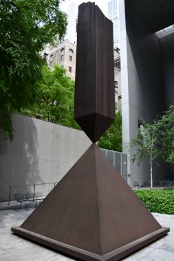 NEW YORK, NY - 16 Mayıs 2021 'de New York' taki Modern Sanatlar Müzesi 'nde (MoMA) heykel bahçesi.