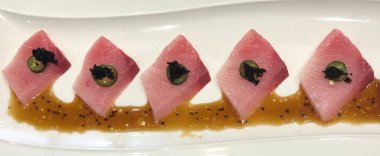 Bir tabak renkli saşimi.