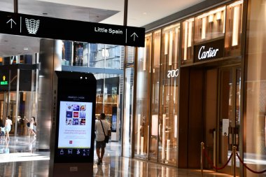 NEW YORK, New York - 20 Haziran 2021 'de görüldüğü gibi, Manhattan, New York' taki Hudson Yards 'taki The Shops and Restaurant' ta Cartier mağazası.