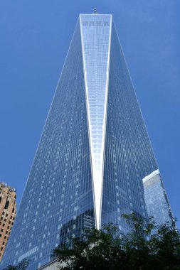 NEW YORK, New York - 5 Haziran 2021 'de Manhattan, New York' ta bir Dünya Ticaret Merkezi. One World Trade Center, Batı Yarımküre 'deki en yüksek ve dünyanın en uzun üçüncü binasıdır..