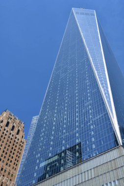 NEW YORK, New York - 5 Haziran 2021 'de Manhattan, New York' ta bir Dünya Ticaret Merkezi. One World Trade Center, Batı Yarımküre 'deki en yüksek ve dünyanın en uzun üçüncü binasıdır..