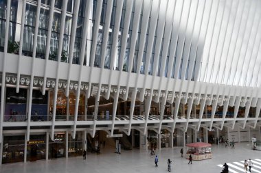 NEW YORK, NY - 5 Haziran 2021 'de görüldüğü üzere, New York' taki Westfield Dünya Ticaret Merkezi Ulaşım Merkezinin Oculus 'u. Alışveriş merkezi 16 Ağustos 2016 'da açıldı..