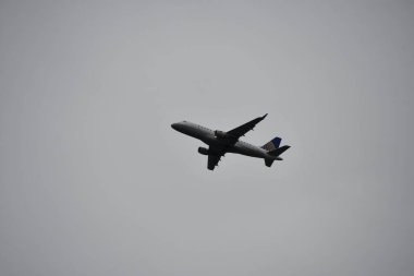 NEWARK, NJ - 12 Haziran 2021 'de New Jersey' deki Newark Liberty Uluslararası Havalimanı 'ndan kalkan United Airlines uçağı.