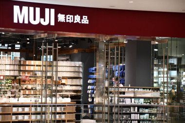 NEW YORK, New York - 20 Haziran 2021 'de görüldüğü gibi, Manhattan, New York' taki Hudson Yards 'taki The Shops and Restoranlarda Muji mağazası.