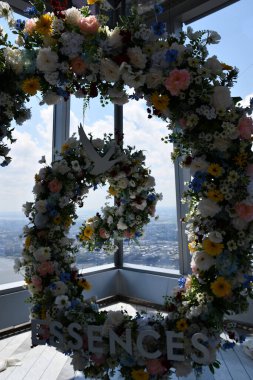 NEW YORK NY - 20 Haziran 2021 'de Hudson Yards, New York' taki The Edge gözlem güvertesinde çiçek aranjmanı.