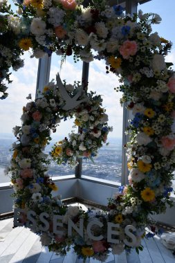 NEW YORK NY - 20 Haziran 2021 'de Hudson Yards, New York' taki The Edge gözlem güvertesinde çiçek aranjmanı.