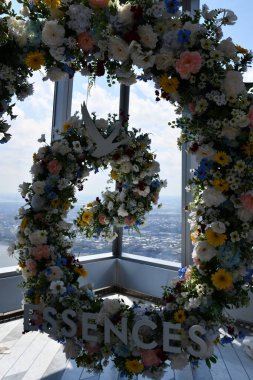 NEW YORK NY - 20 Haziran 2021 'de Hudson Yards, New York' taki The Edge gözlem güvertesinde çiçek aranjmanı.