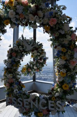 NEW YORK NY - 20 Haziran 2021 'de Hudson Yards, New York' taki The Edge gözlem güvertesinde çiçek aranjmanı.